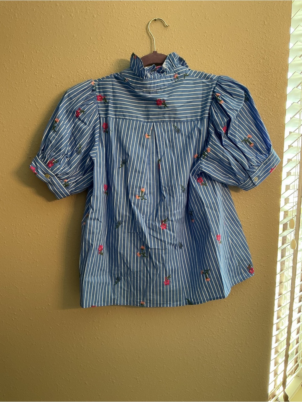 entro Blue Striped Floral Puff-Sleeve Blouse - Picture 3 of 3